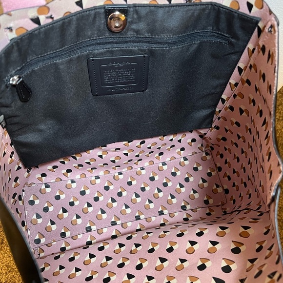 Coach Large Derby Tote with Checker Heart Print Interior - Picture 4 of 6